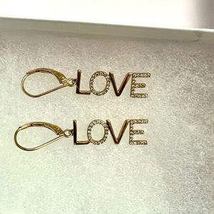 10k gold earrings Love ❤️ good as new! No damage.